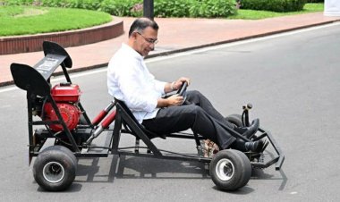 কলেজছাত্রের বানানো রেসিং কার চালালেন প্রধানমন্ত্রী