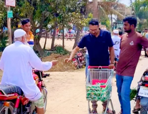 সাপাহারে তেলের দীর্ঘ লাইনে তৃষ্ণার্তদের মাঝে পাম্প কর্তৃপক্ষের সরবত ও শুকনা খাবার বিতরণ