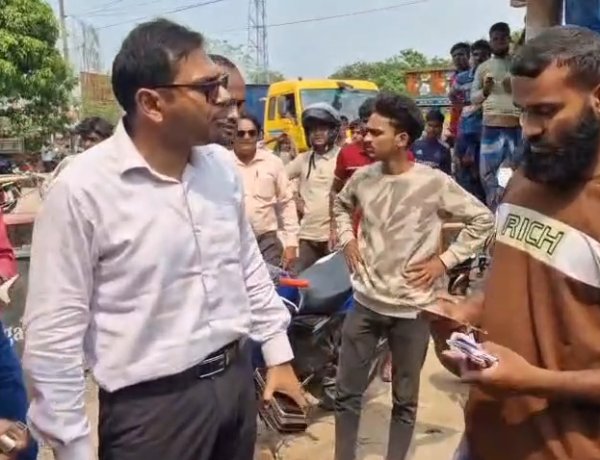 চাঁপাইনবাবগঞ্জে অ্যাপভিত্তিক তেল বিক্রির প্রথম দিনেই নিয়ম ভঙ্গের দায়ে দুই চালকের শাস্তি