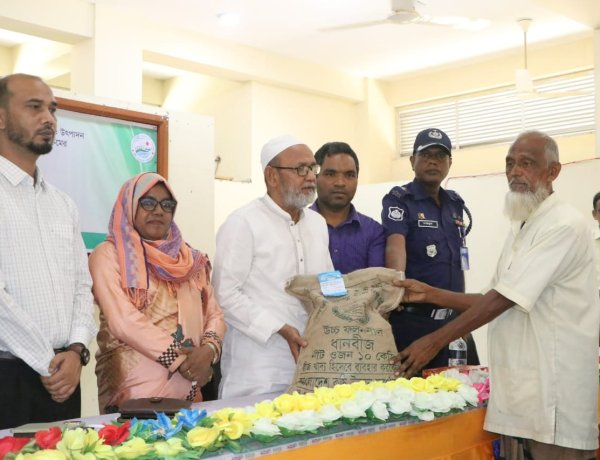 নিয়ামতপুরে কৃষকের মাঝে প্রণোদনার সার ও বীজ বিতরণ 