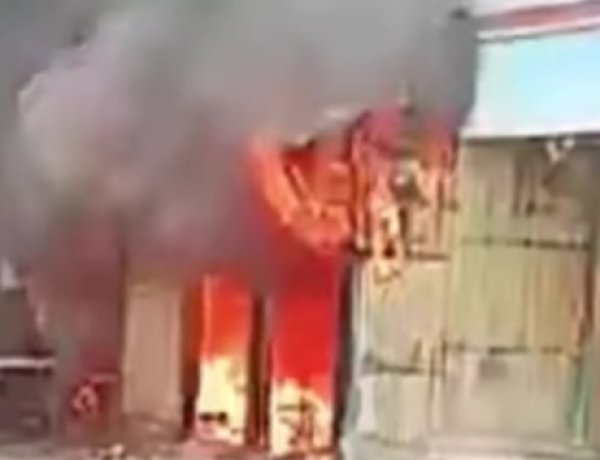 শ্যমপুর বাজারে ভয়াবহ অগ্নিকাণ্ডে পুড়ে ছাই তিনটি দোকান 