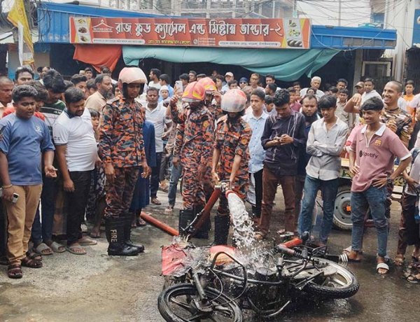 নাচোলে চলন্ত মোটরসাইকেলে আগুন