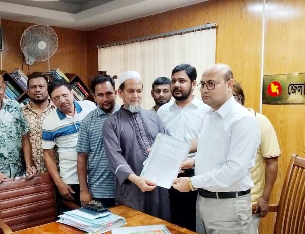 চাঁপাইনবাবগঞ্জের মহানন্দা সেতুর টোল ফ্রি করার দাবিতে স্মারকলিপি