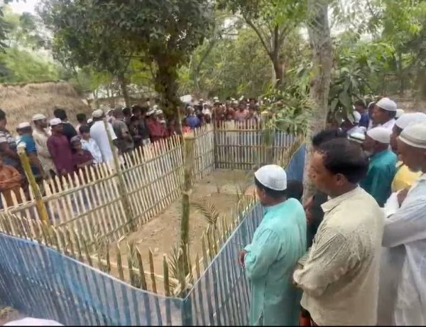 নওগাঁয় চার হত্যাকান্ড,গ্রামবাসী মিলে করলেন কবর জিয়ারত