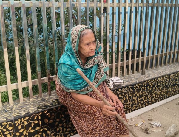 শত বছর বয়সী অসহায় হামেদা-দ্বারে দ্বারে ঘুরেই চালাচ্ছেন জীবনসংগ্রাম
