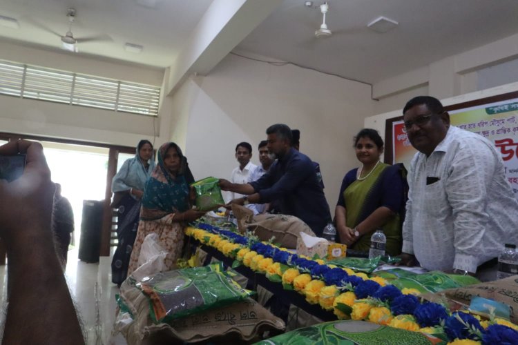 বদলগাছীতে প্রান্তিক কৃষকদের মাঝে বীজ ও সার বিতরণ