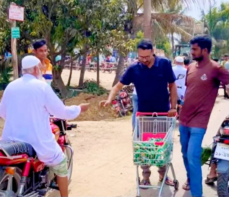 সাপাহারে তেলের দীর্ঘ লাইনে তৃষ্ণার্তদের মাঝে পাম্প কর্তৃপক্ষের সরবত ও শুকনা খাবার বিতরণ