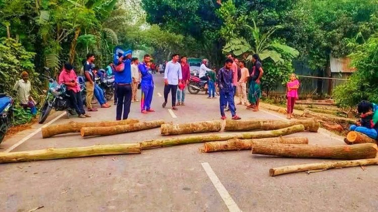 তেল না পেয়ে সড়ক অবরোধ,দুই ঘন্টা পর যান চলাচল স্বাভাবিক