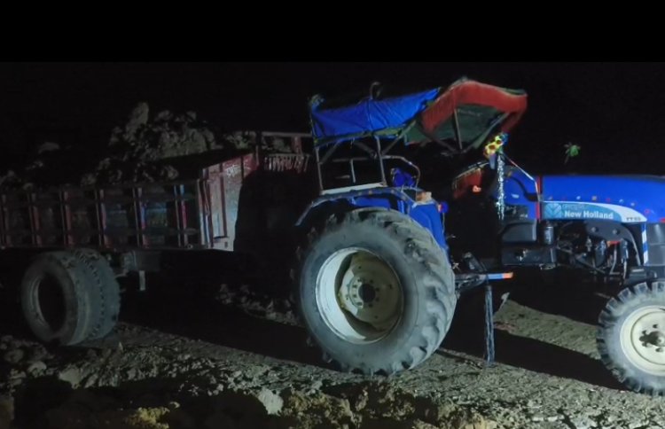 চাঁপাইনবাবগঞ্জে অবৈধভাবে মাটি কাটার দায়ে ২জন গ্রেপ্তার: ট্র‍্যাক্টর ও এস্কেভেটর জব্দ