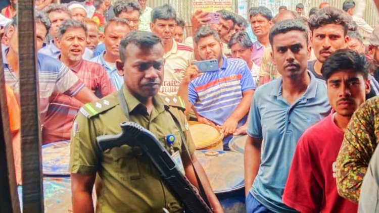 অবৈধভাবে পেট্রোল মজুূদ ও তিনগুণ বেশি দামে বিক্রি,ব্যবসায়ীকে জরিমানা