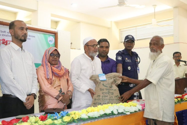 নিয়ামতপুরে কৃষকের মাঝে প্রণোদনার সার ও বীজ বিতরণ 