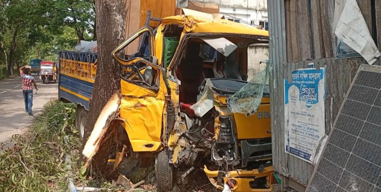 দুমকীতে ভয়াবহ সড়ক দুর্ঘটনায় একজন নিহত