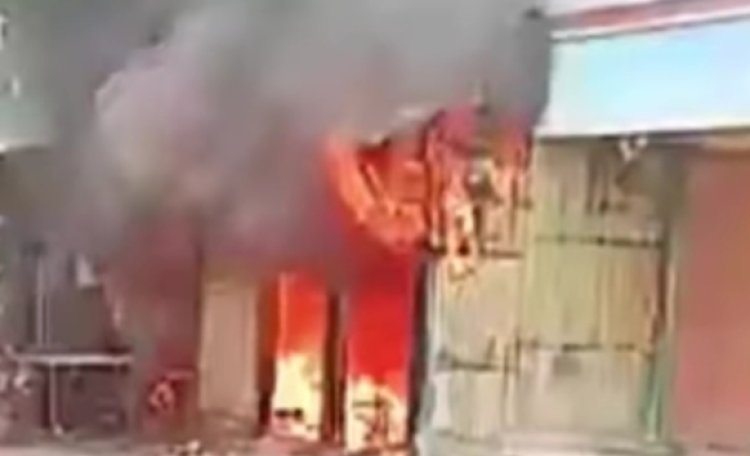 শ্যমপুর বাজারে ভয়াবহ অগ্নিকাণ্ডে পুড়ে ছাই তিনটি দোকান 