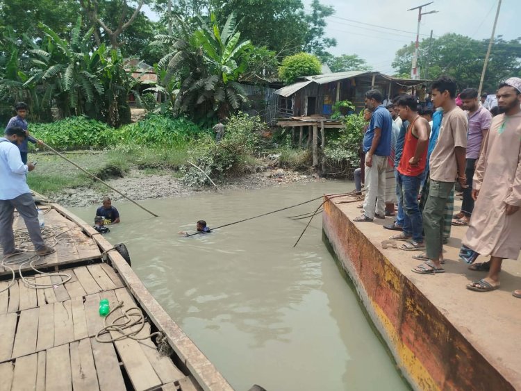 দুমকিতে ফেরিথেকে নদীতে পড়ে বৃদ্ধ নিখোঁজ