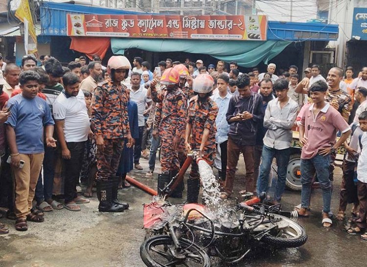 নাচোলে চলন্ত মোটরসাইকেলে আগুন