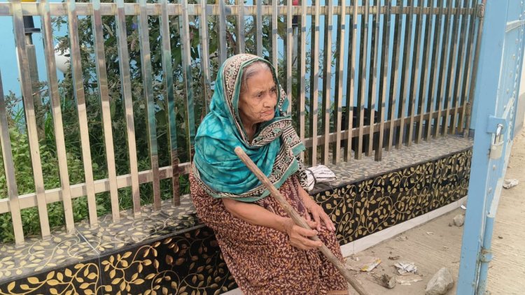 শত বছর বয়সী অসহায় হামেদা-দ্বারে দ্বারে ঘুরেই চালাচ্ছেন জীবনসংগ্রাম