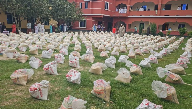 নওগাঁয় পরিবার ও শিক্ষার্থীর মাঝে ওলামা পরিষদের খাদ্যসামগ্রী বিতরণ