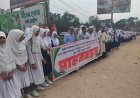 ঢাকা-চট্টগ্রাম মহাসড়কের নিশ্চিন্তপুরে ফুটওভার ব্রিজের দাবিতে শিক্ষার্থীদের মানববন্ধন