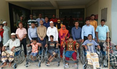 নিয়ামতপুরে সুবর্ণ নাগরিক পরিচয়পত্র,হুইল চেয়ার ও খাস পুকুরের সাইনবোর্ড বিতরণ  ‎