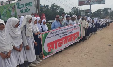 ঢাকা-চট্টগ্রাম মহাসড়কের নিশ্চিন্তপুরে ফুটওভার ব্রিজের দাবিতে শিক্ষার্থীদের মানববন্ধন