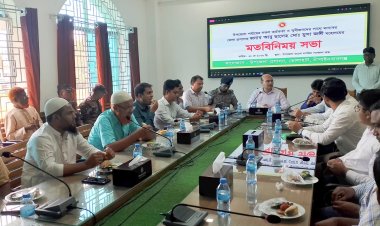 ভোলাহাটে কর্মকর্তা ও সুধীজনদের সাথে মতবিনিময় করলেন ডিসি