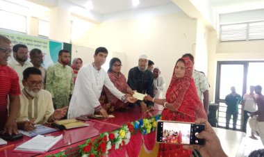 সাপাহারে প্রধানমন্ত্রীর ত্রাণ ও কল্যাণ তহবিলের নগদ অর্থ বিতরণ
