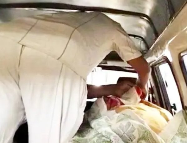 কারা ফটকে শেষ বারের মতো সন্তানের মুখ দেখলেন বাবা