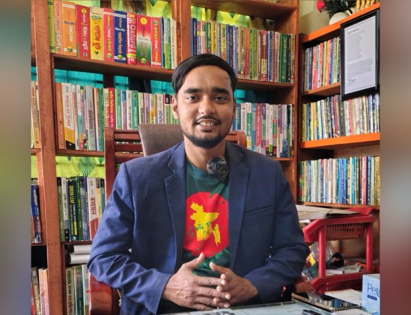 মুরগি বিক্রির টাকায় পাঠাগার গড়ে শিক্ষার আলো ছড়াচ্ছেন নাহিদ