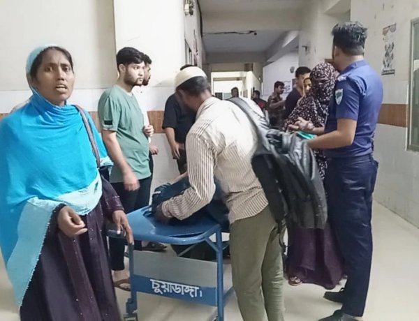 চুয়াডাঙ্গায় মোটরসাইকেল থেকে ছিটকে পড়ে কলেজছাত্রীর মৃত্যু