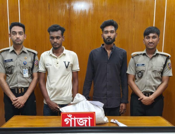 চাঁপাইনবাবগঞ্জে গাঁজাসহ দুই যুবক গ্রেফতার