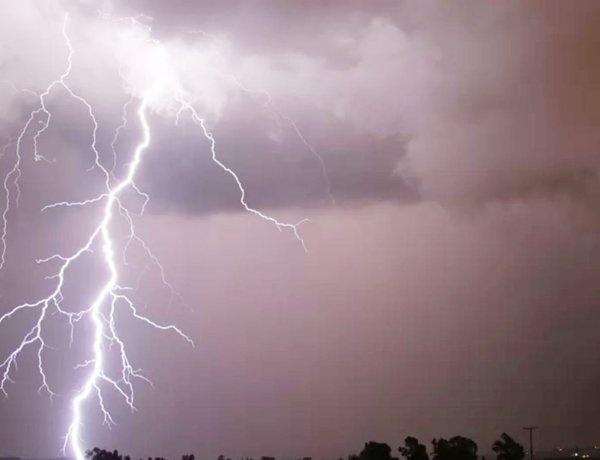 চাঁপাইনবাবগঞ্জে বজ্রপাতে দুইজনের মৃত্যু