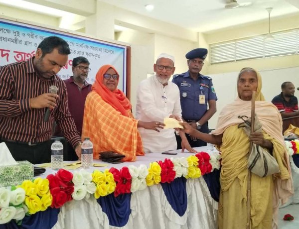 নিয়ামতপুরে ঈদুল আজহা উপলক্ষে নগদ অর্থ বিতরণ