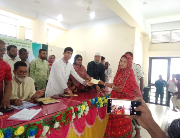 সাপাহারে প্রধানমন্ত্রীর ত্রাণ ও কল্যাণ তহবিলের নগদ অর্থ বিতরণ