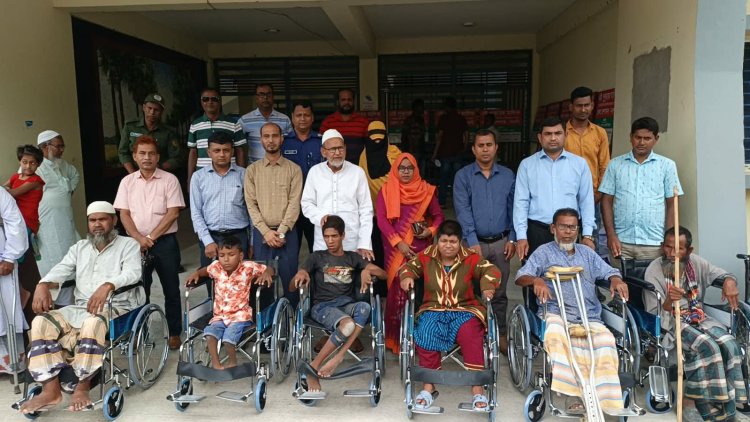 নিয়ামতপুরে সুবর্ণ নাগরিক পরিচয়পত্র,হুইল চেয়ার ও খাস পুকুরের সাইনবোর্ড বিতরণ  ‎