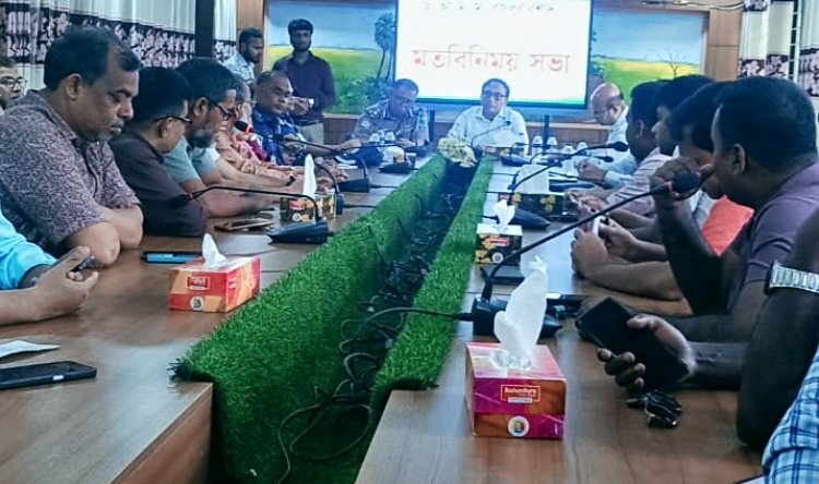 নাচোলে সাংবাদিকদের সাথে বিভাগীয় কমিশনারের মতবিনিময় সভা