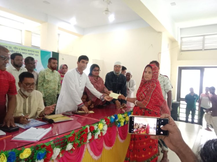 সাপাহারে প্রধানমন্ত্রীর ত্রাণ ও কল্যাণ তহবিলের নগদ অর্থ বিতরণ