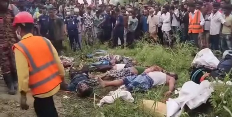 টাঙ্গাইলে রডবোঝাই ট্রাক উল্টে নিহত ১৫ জনের নওগাঁর ১৩ জন