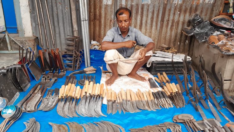 ঈদকে সামনে রেখে ব্যাস্ত কামার পল্লীরা