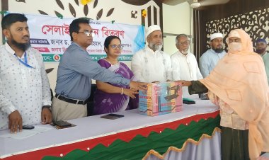 নাচোলে দুস্থ ও অসহায় নারীদের সেলাইমেশিন বিতরণ