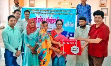 নাচোলে বাইসাইকেল ও সেলাই মেশিন বিতরণ