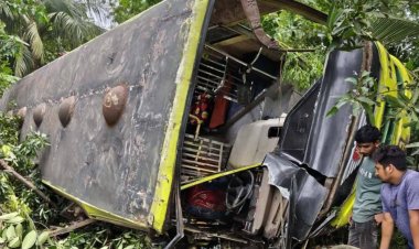 গোপালগঞ্জে যাত্রীবাহী বাস খাদে পড়ে নারী-শিশুসহ আহত-২৫