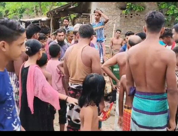 সরকারি রাস্তার জমি ছেড়ে ব্যক্তি মালিকানাধীন জমিতে রাস্তা নির্মাণের অভিযোগে জমির খুঁটি ভাঙচুর
