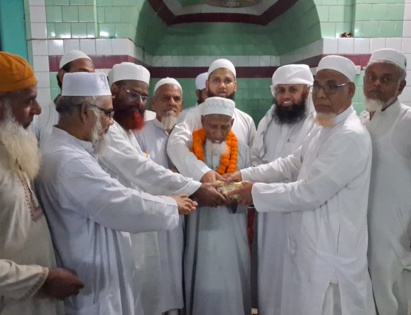 চাঁপাইনবাবগঞ্জে ৫০ বছরের খেদমতের পর বিদায়,সম্মাননায় সিক্ত মুয়াজ্জিন