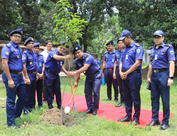 চাঁপাইনবাবগঞ্জ পুলিশের  বৃক্ষরোপণ কর্মসূচি