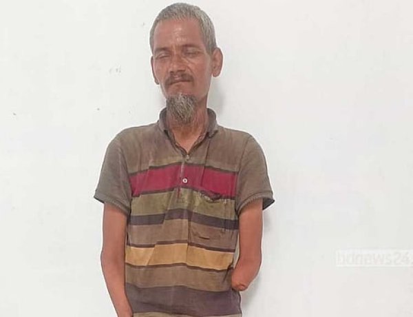 গোমস্তাপুর সীমান্তে ভারতীয় নাগরিক আটক
