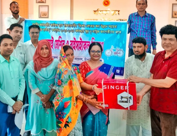 নাচোলে বাইসাইকেল ও সেলাই মেশিন বিতরণ