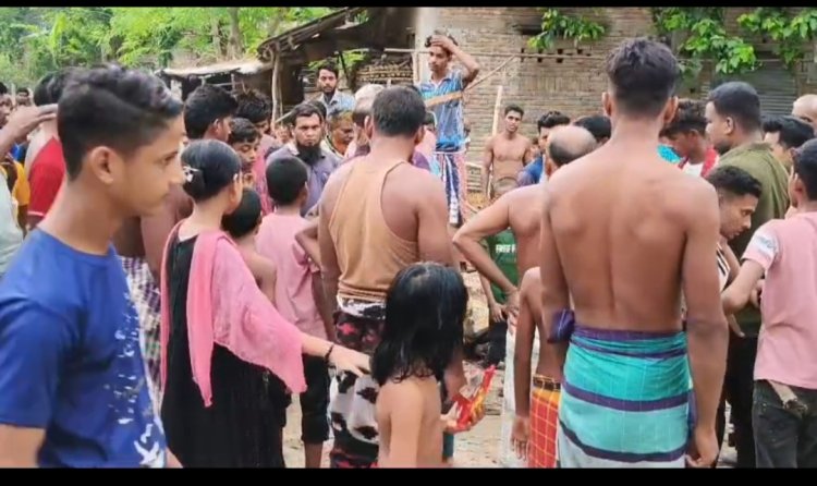 সরকারি রাস্তার জমি ছেড়ে ব্যক্তি মালিকানাধীন জমিতে রাস্তা নির্মাণের অভিযোগে জমির খুঁটি ভাঙচুর