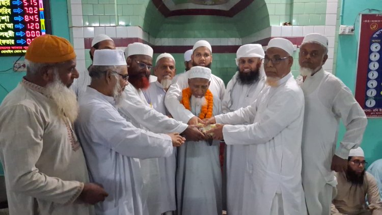 চাঁপাইনবাবগঞ্জে ৫০ বছরের খেদমতের পর বিদায়,সম্মাননায় সিক্ত মুয়াজ্জিন