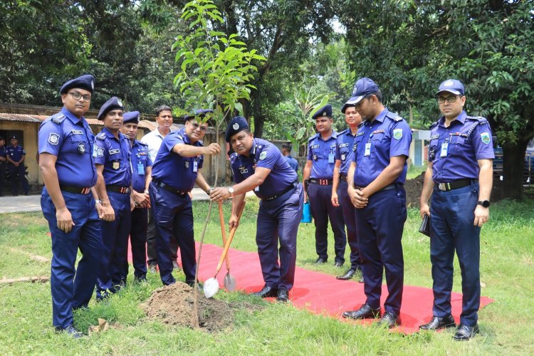 চাঁপাইনবাবগঞ্জ পুলিশের  বৃক্ষরোপণ কর্মসূচি