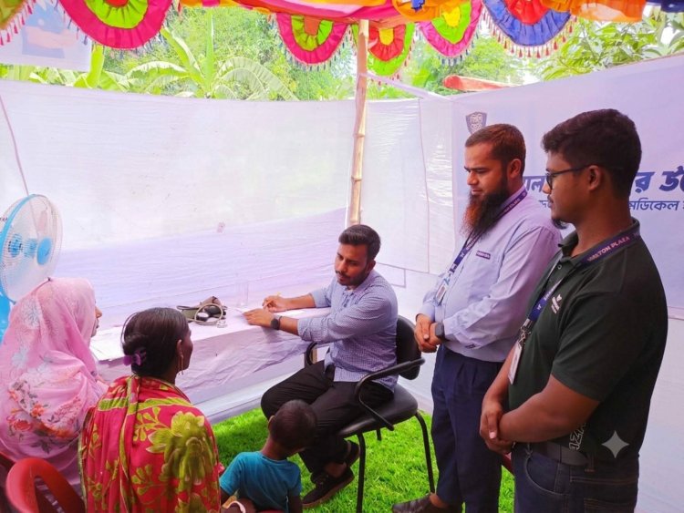নিয়ামতপুরে ওয়ালটন প্লাজার উদ্যোগে ফ্রী মেডিকেল ক্যাম্প